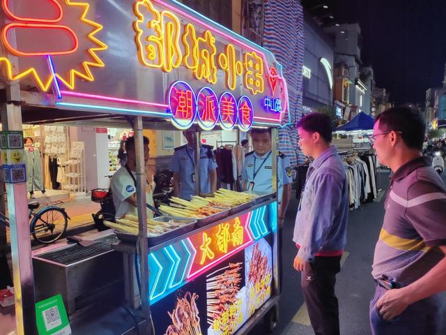 11.6縣市場監(jiān)管局：夜市肉制品專項檢查守護“舌尖安全3.jpg